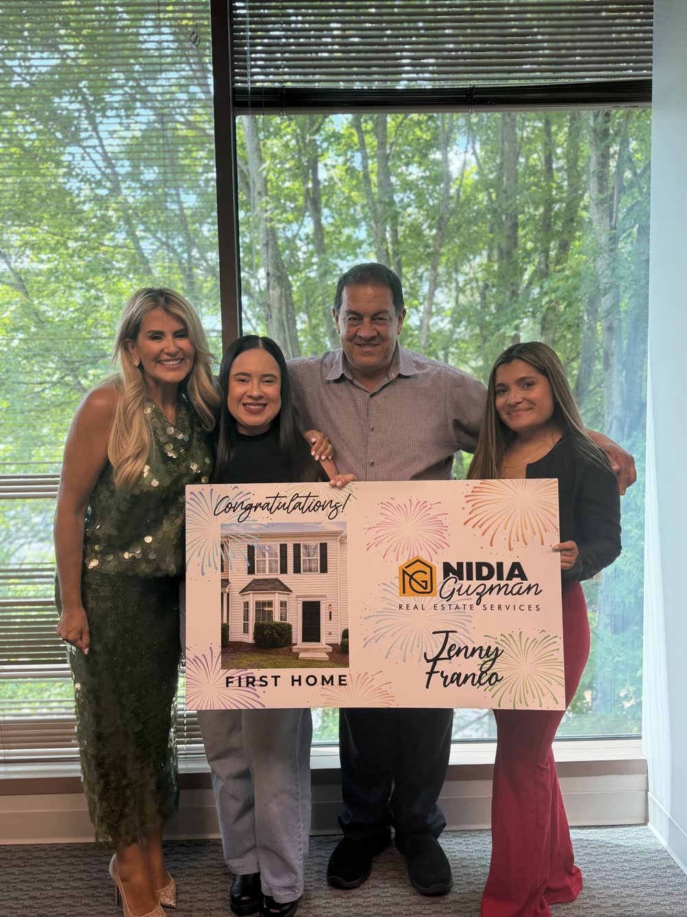 Jenny Franco y su familia celebrando su primera casa con Nidia Guzmán