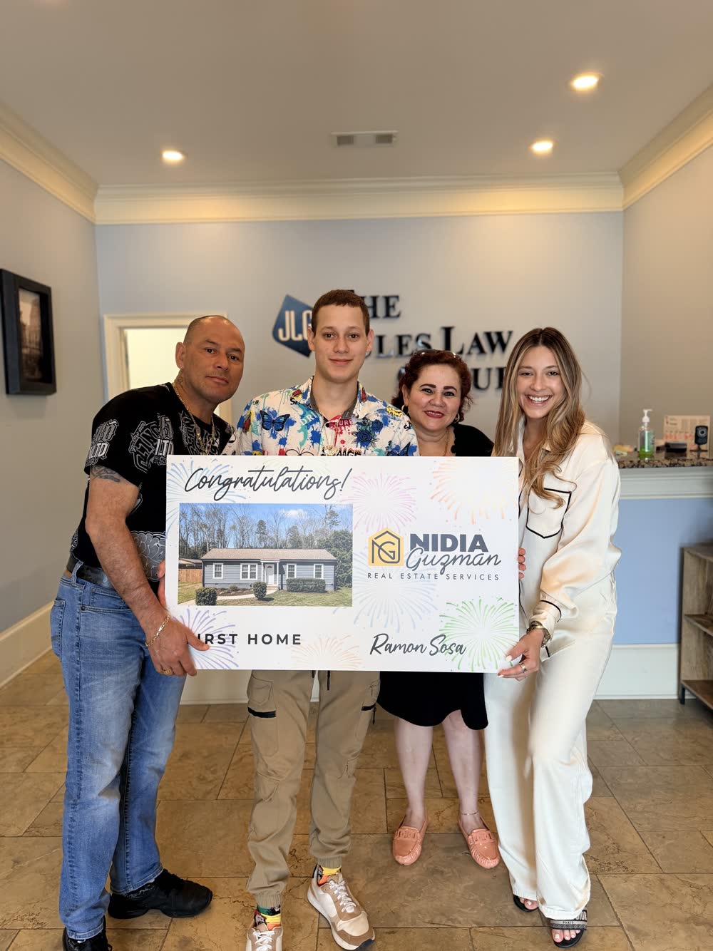 Ramon Sosa y su familia celebrando su primera casa con Nidia Guzmán